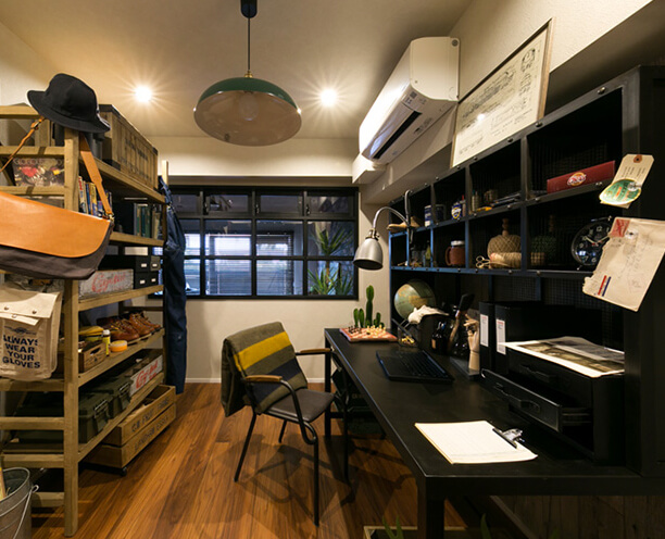 ヴィンテージな家具やインテリアが良く似合うワークスペースは、さながら大人の隠れ家。